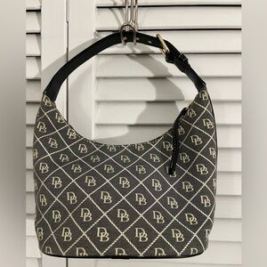Dooney and Bourke signature shoulder bag in excellent condition
